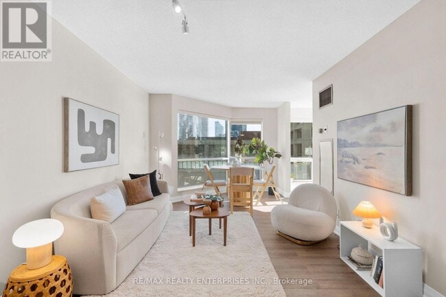 Building Photo - 10 Yonge St