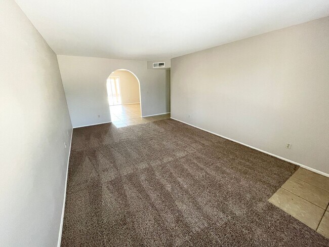 Building Photo - 3 Bedroom 2 Bath Single Level Home In Tempe! NO HOA & Close to ASU