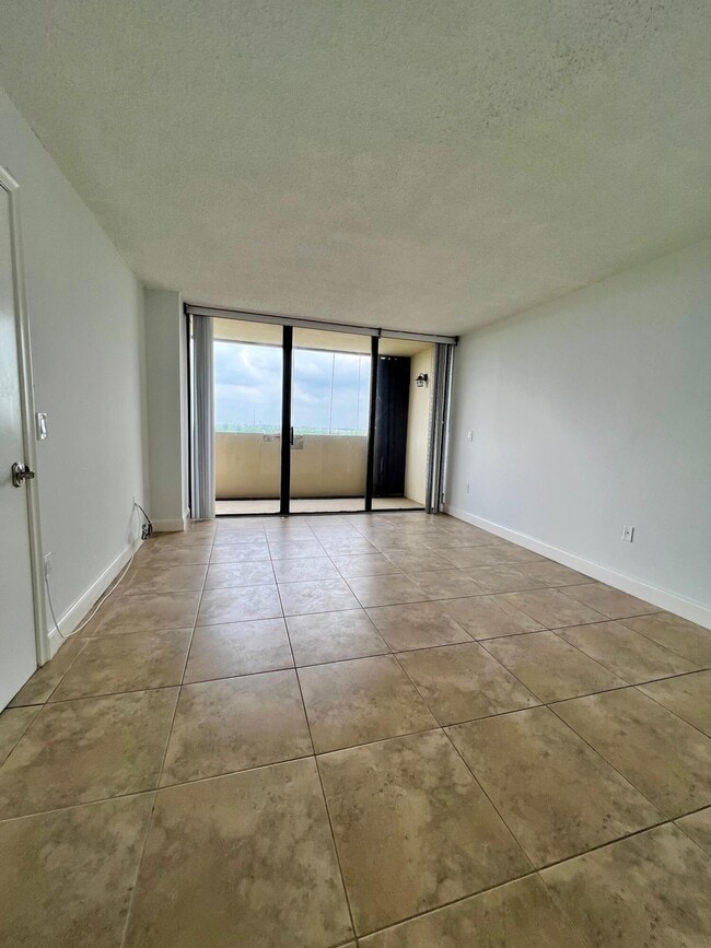 Building Photo - 5600 N Flagler Dr