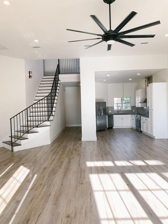 Building Photo - 2501 Country Club Dr