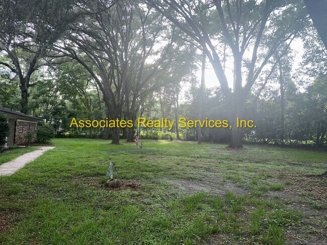 Foto del edificio - Three bedroom, two bath - 1720 Sq. ft., Acre lot