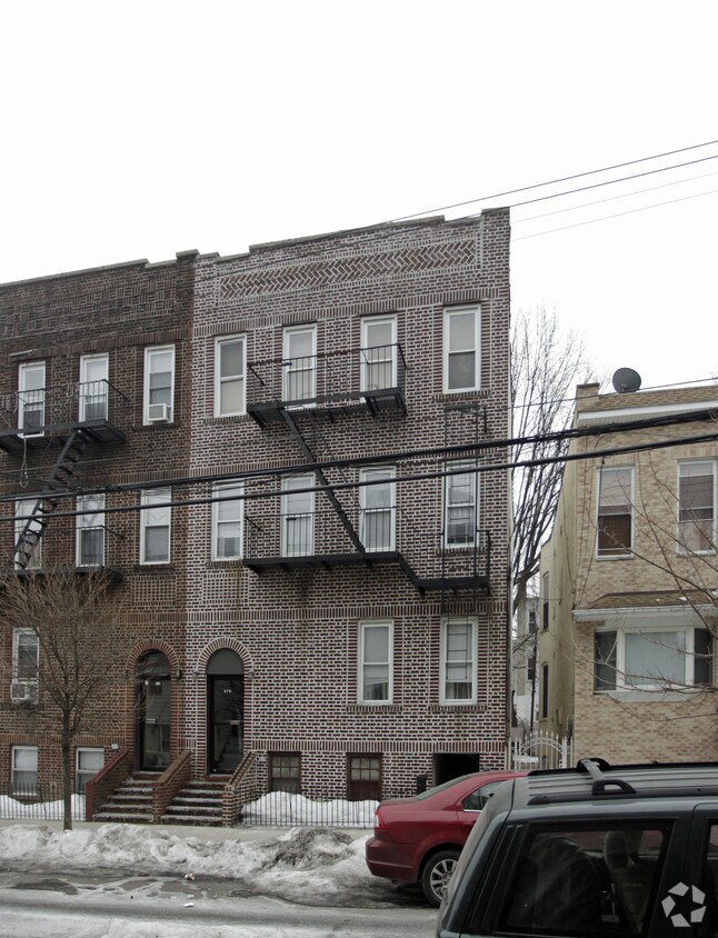 Primary Photo - 270 E 235th
