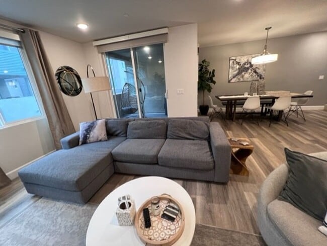 Building Photo - Upscale Carlsbad Townhome - 2 Blocks to the beach