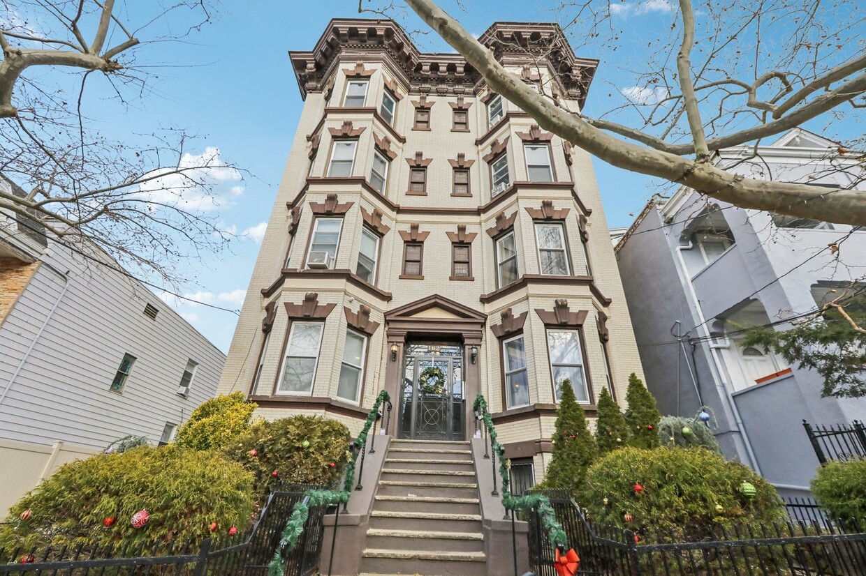 Primary Photo - 162 Fairview Ave