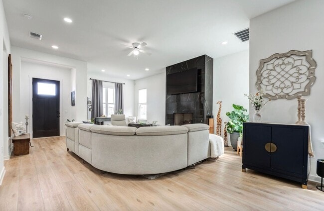 Building Photo - Stunning 4 Bedroom 3 Bathroom in Vintage Township