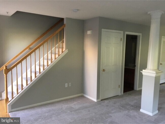 Building Photo - 108 Monarch Ct
