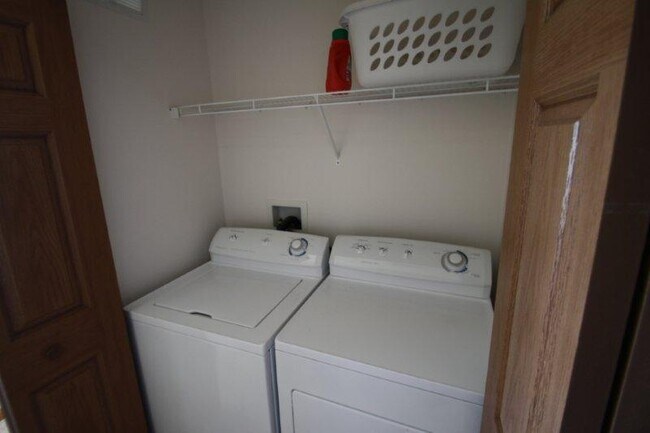 Building Photo - 3 Bedroom 2 Bath Townhome