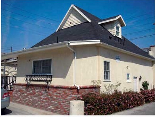 Building Photo - 1042 W 23rd St