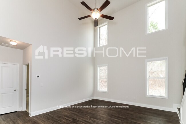 Foto del edificio - HOME FOR RENT!