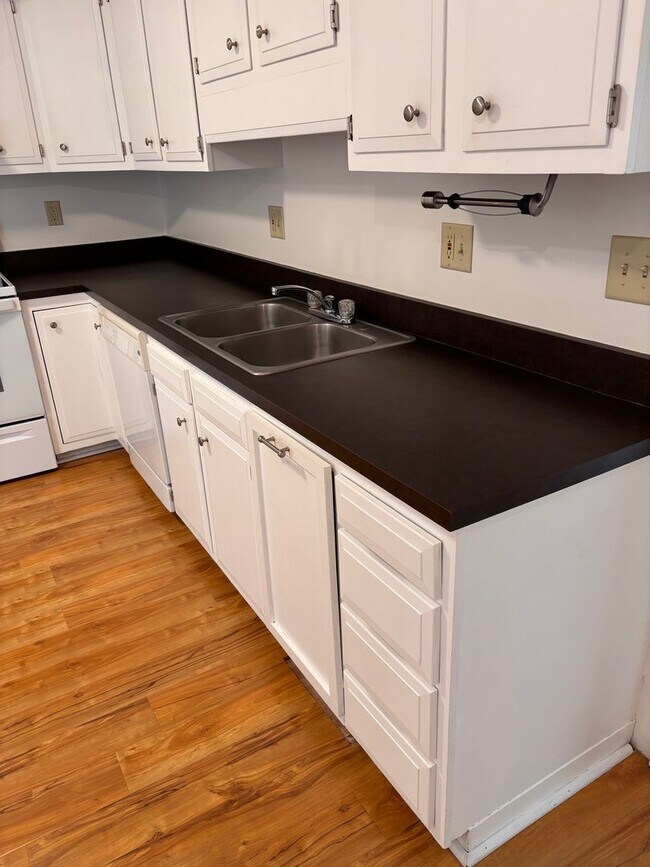 Building Photo - Near Medical Center - 2 Bedroom, 1.5 Bath Townhouse - Available Now!