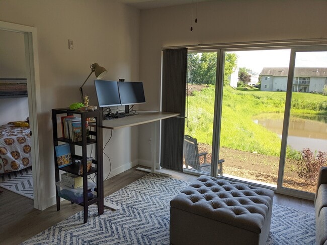 Building Photo - 1501 N Windsor Ave