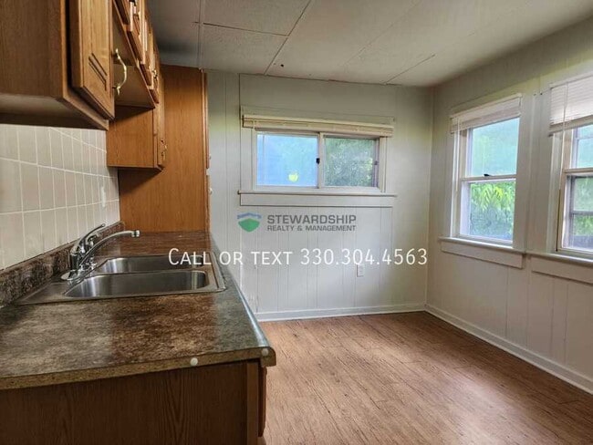 Building Photo - 147 Rhodes Ave
