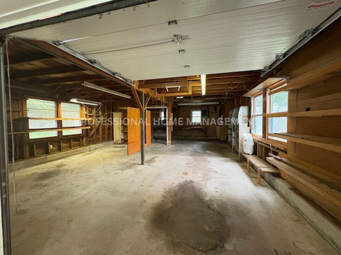Building Photo - Charming 3 bedroom 1 bath home with 2 gara...