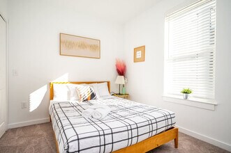 Building Photo - 542 Boulevard NE