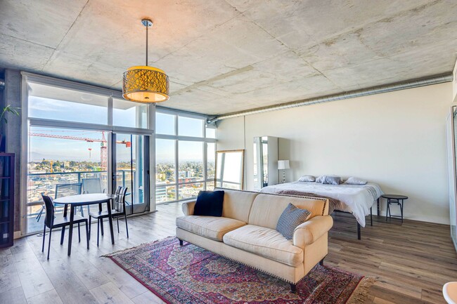 Building Photo - Modern 16th-Floor Loft with Panoramic View...