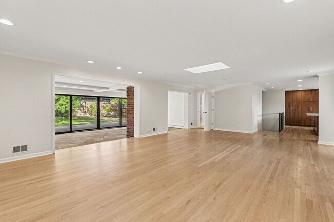 Building Photo - Beautifully Updated 4BR Home Blending Mid-Century Charm & Modern Comfort