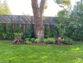 Building Photo - 2025 Santa Cruz Ave