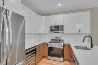 Building Photo - 275 Pearsall Ave Building Photo - 275 Pearsall Ave