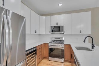 Building Photo - 275 Pearsall Ave Building Photo - 275 Pearsall Ave