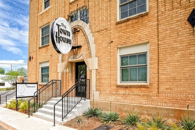 627 NW 5th - Townhouse