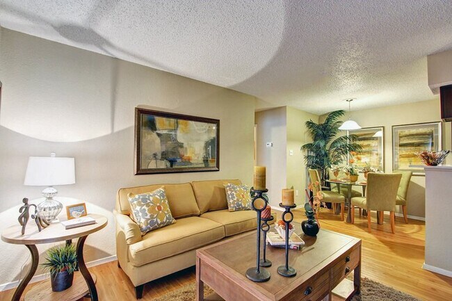 Building Photo - 2015 Cedar Bend Dr