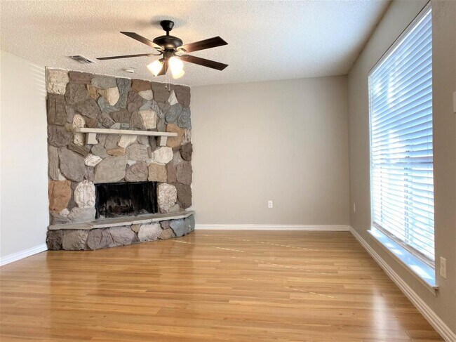 Foto del edificio - 6059 Shadydale Ct