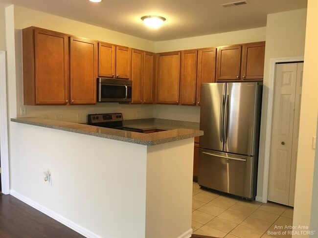 Building Photo - 3244 Primrose Ln