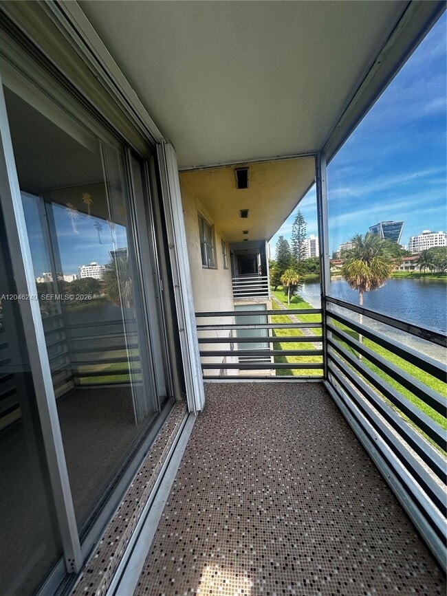 Foto del edificio - 2880 NE 203rd St