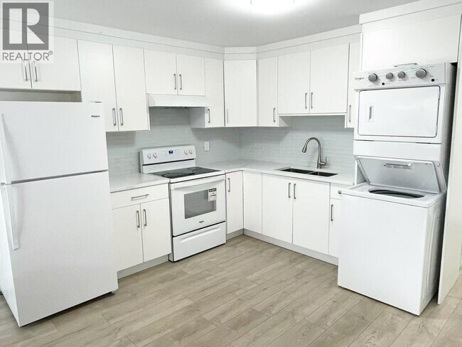 Photo du bâtiment - 8155-8112 12th Ave