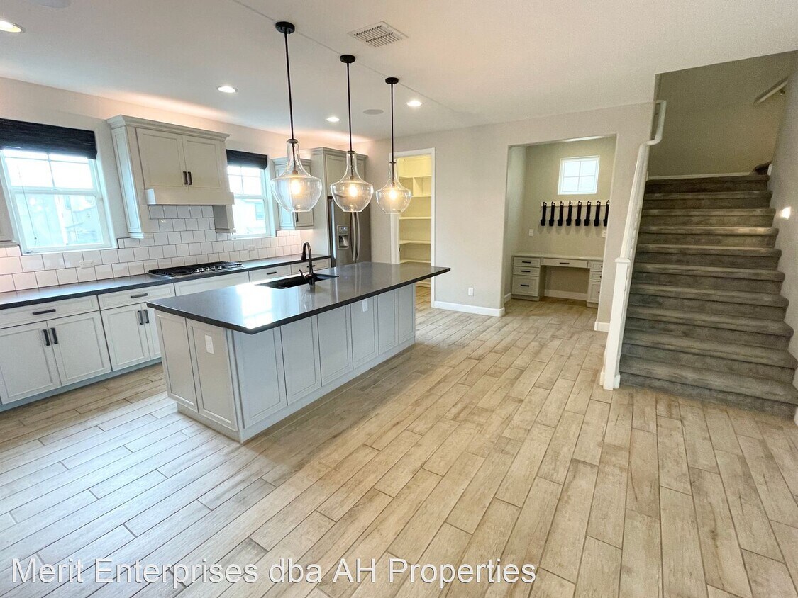 Foto principal - 4 br, 3.5 bath House - 703 W BROWNING PL