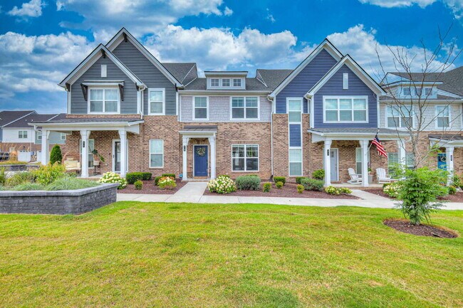 Foto del edificio - Like-New Modern Townhome Near Dining, Shopping, Trails & Old Hickory Lake