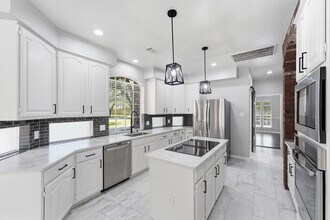 Building Photo - 3319 Vista Lake Dr