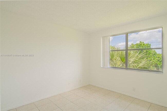 Foto del edificio - 9033 Wiles Rd