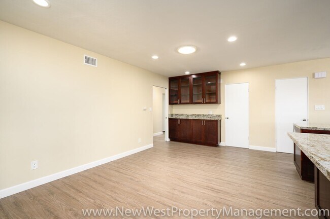 Building Photo - Spacious College View Estates 3 Bedroom, Available Now!