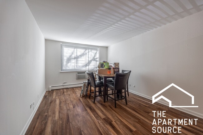 Building Photo - 540 W Roscoe St