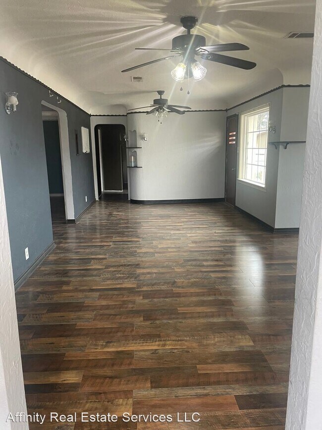 Building Photo - 3 br, 1 bath House - 411 S. Elm St