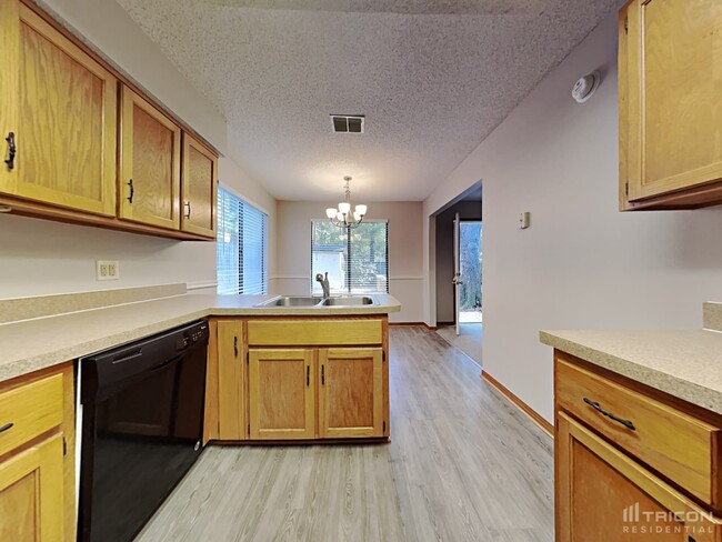 Foto del edificio - 11419 Lumberjack Cir W