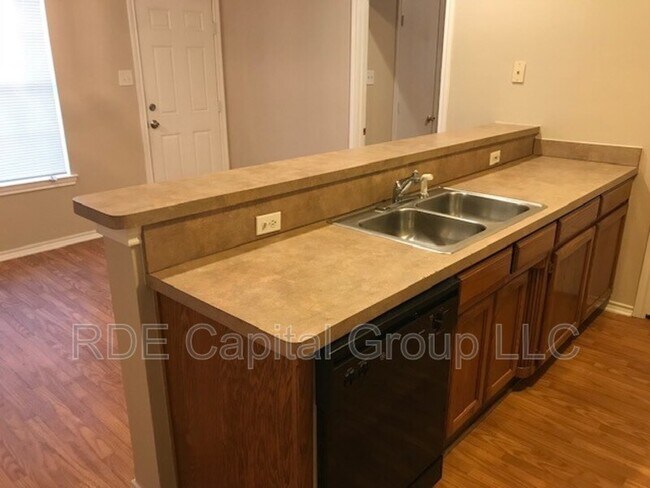 Building Photo - 501 Sally Ln