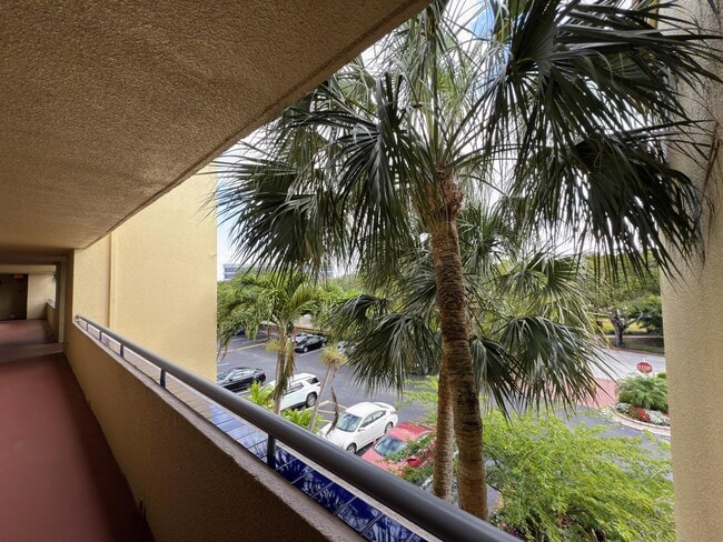 Building Photo - 700 Uno Lago Dr