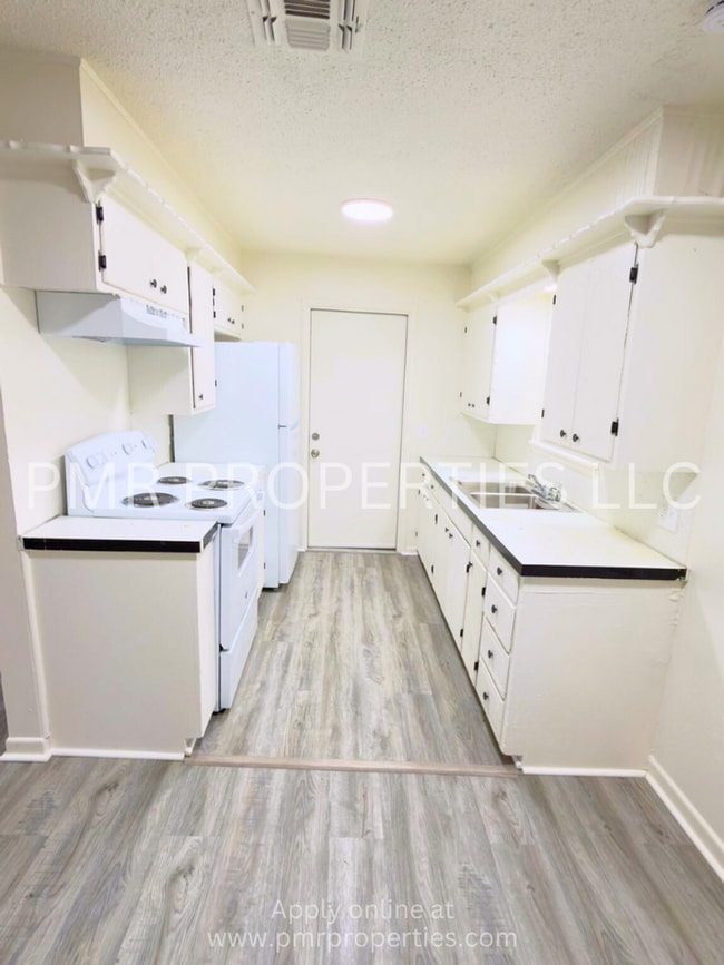 Building Photo - 2 Bedrooms/1 Bathroom House