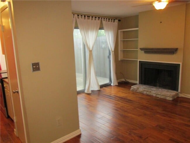 Building Photo - 6910 Hart Ln