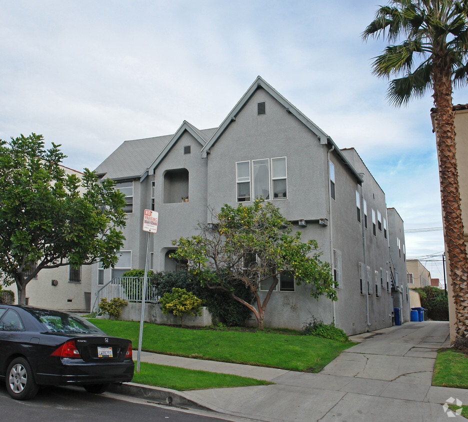 Building Photo - 330-332 N Stanley Ave