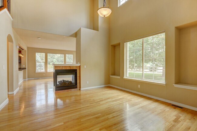 Foto del edificio - Castlewood 4 Bedroom Home (Available Immed...