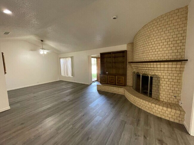 Foto del edificio - 2 bed 2 bath in an excellent southwest Lubbock location.