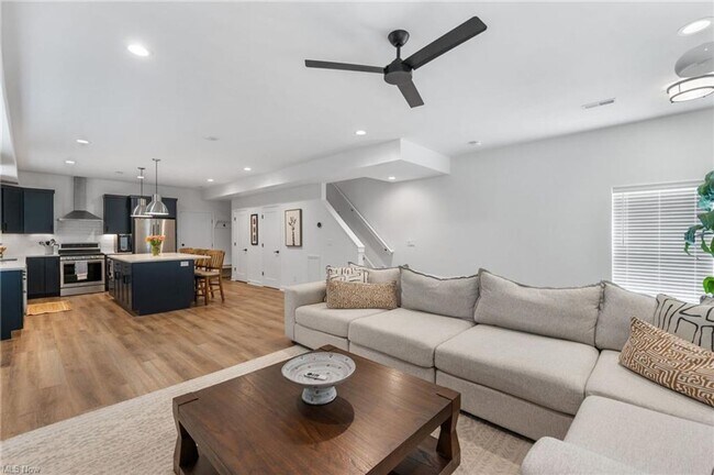 Building Photo - Modern and Luxurious 3 Bedrooms / 2.5 Bathrooms