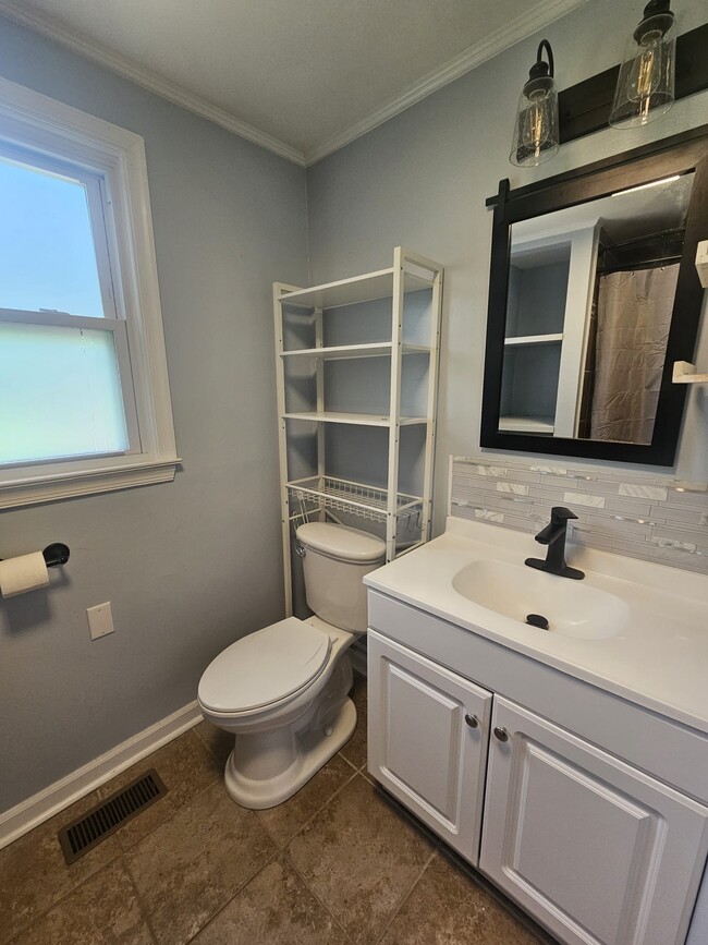 Building Photo - 259 Lakeview Dr