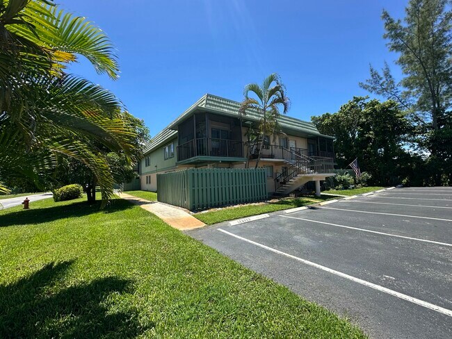 Building Photo - 1799 Fairview Villas Dr