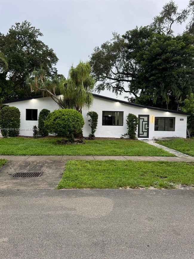 Building Photo - 4120 SW 31st Dr