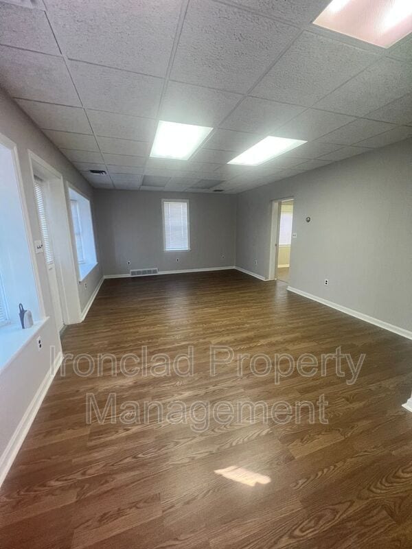 Building Photo - 122 Main St