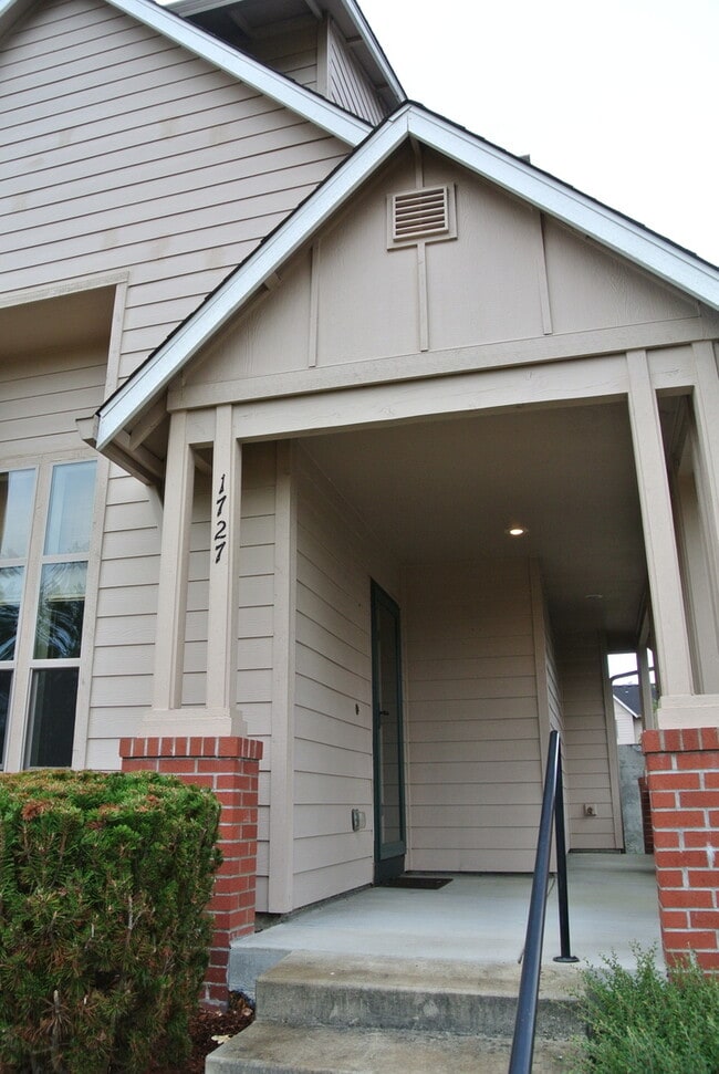 Building Photo - Corvallis Comfort & Convenience: Spacious3...